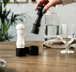 Crushgrind suola- ja pippurimylly setti | keraaminen koneisto | korkeus 14 cm | musta/valkoinen